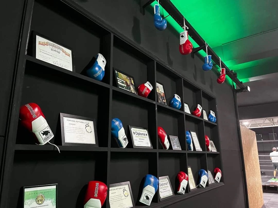 Luvas, certificados e história do Barbosa Boxing Gym